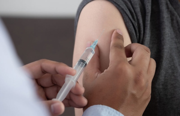 Los motivos por los que la vacuna contra el coronavirus se aplica sin guantes
