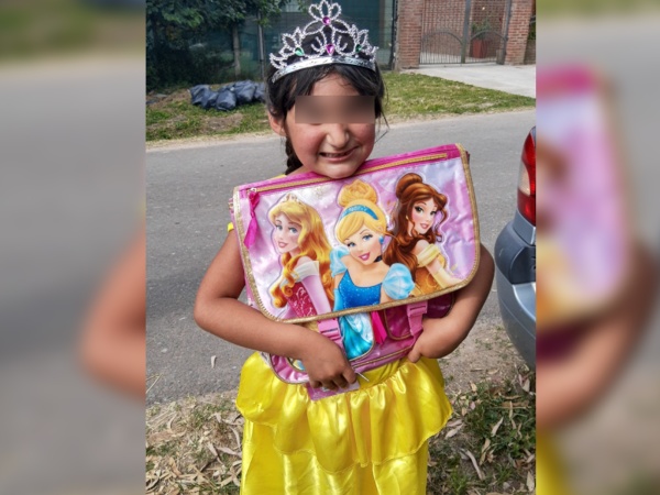 Final feliz para la nena que no podía festejar su cumpleaños: un grupo solidario donó una torta, ropa y regalos