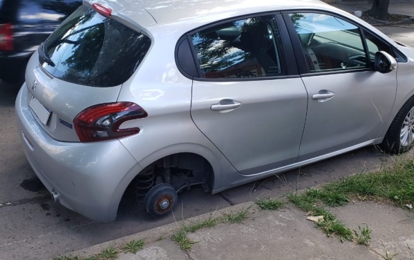 Vecinos enojados por nuevos robos de neumáticos en El Mondongo