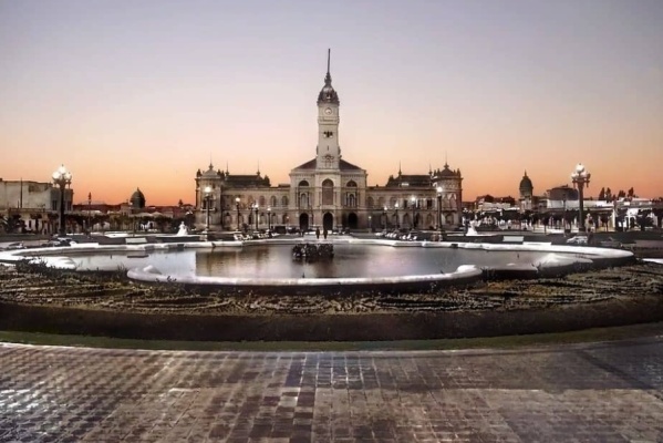 Un viaje en el tiempo a la ciudad del pasado: la impresionante foto de Plaza Moreno en 1940