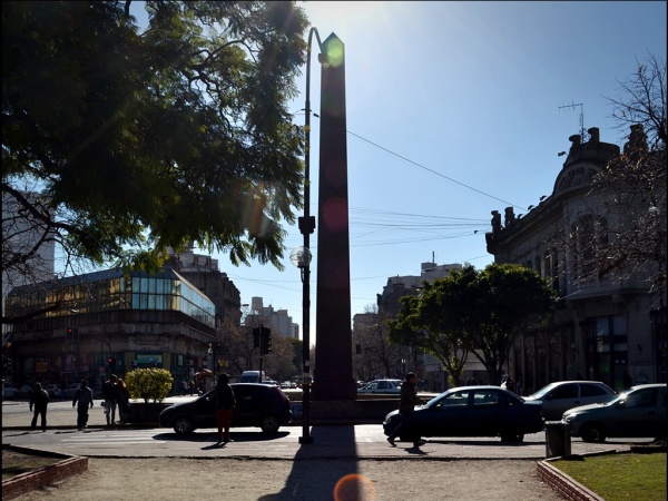 Cuál es el extraño fenómeno que ocurrió en el obelisco de plaza San Martín y se da sólo una vez al año