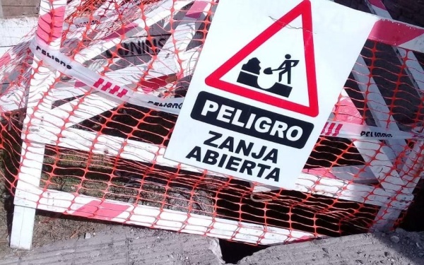 Vecinos de La Plata denuncian peligro por la zanja abierta que deja "una obra interminable"