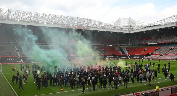 Hinchas del Manchester United invadieron el estadio para protestar contra los dueños del club