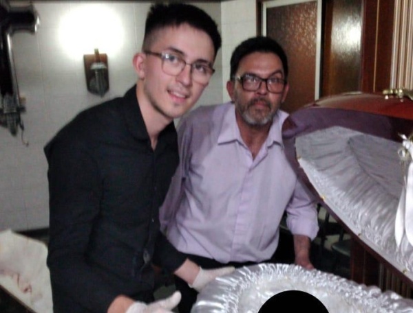 Más empleados se fotografiaron junto al cuerpo de Maradona y fueron repudiados en las redes