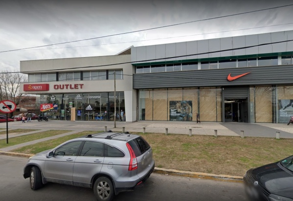 Intentaron robarse dos pares de zapatillas de marca en Gonnet pero los atraparon en el acto