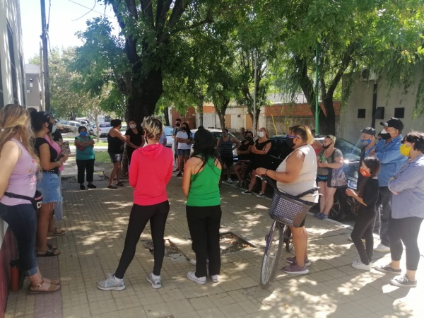 Padres y docentes de la Secundaria 4 de Ensenada en estado de alerta: "Hay baños para 90 chicos, pero la matrícula es de 250"