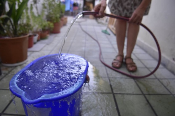 Vecinos de Parque Saavedra denuncian que tienen que llenar palanganas para guardar agua por cortes constantes