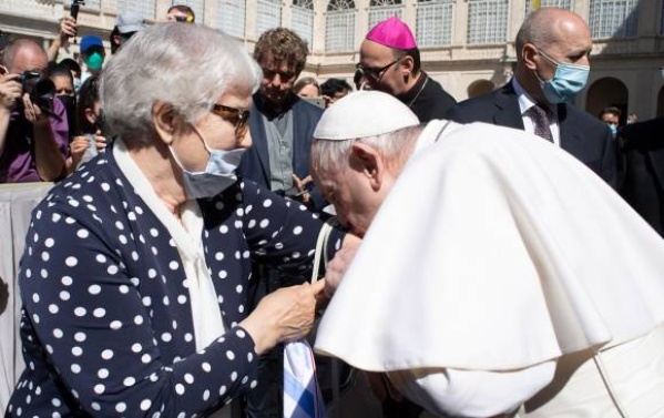 El emotivo gesto del papa Francisco con una sobreviviente del holocausto