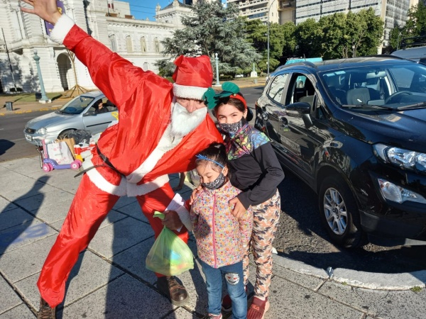 Papá Noel recorrió La Plata dándole regalos a todos los niños y ahora colectan juguetes para Reyes Magos