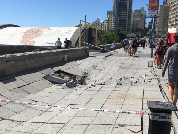 Se hundi&oacute; un tramo del paseo costero de Mar del Plata y de milagro no hubo un accidente