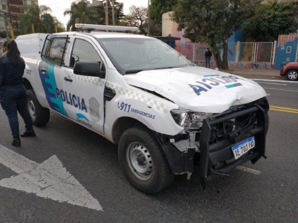 Un patrullero cruzó un semáforo en rojo y mató a un motociclista en Villa Lynch