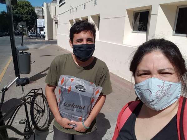 Gracias a una "madrina", un estudiante de Medicina en La Plata podrá terminar su carrera y también le buscan trabajo