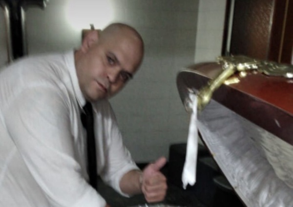 Habló uno de los empleados que se sacó una foto con el cuerpo de Maradona: "Pido disculpas a toda la familia"