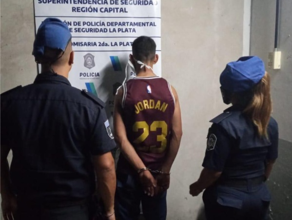 Un peluquero fue asaltado en 9 y 36, y los vecinos persiguieron al ladrón de solo 17 años