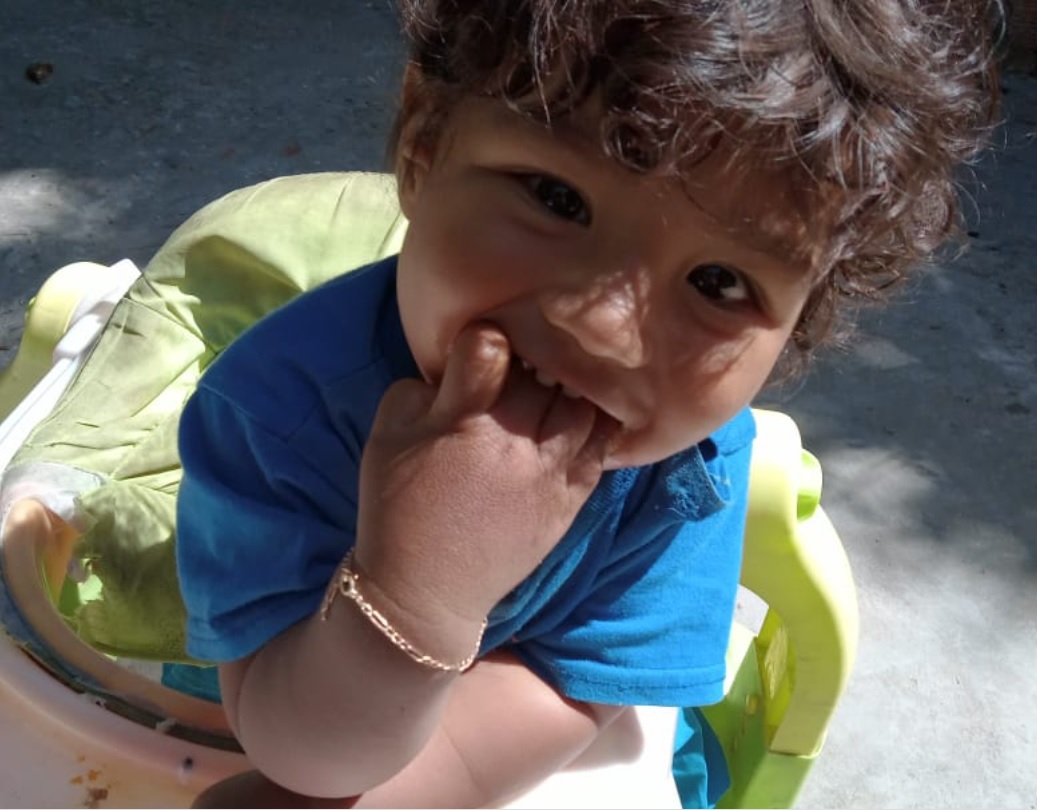 Casi fue abortado en La Plata, pero vivi&oacute; y ahora buscan una cadenita perdida que simboliza su lucha