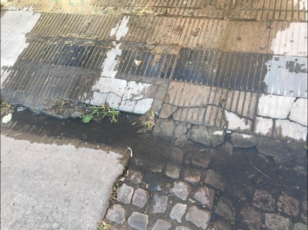 Vecinos de Villa Elvira denuncian "una laguna" en la vereda