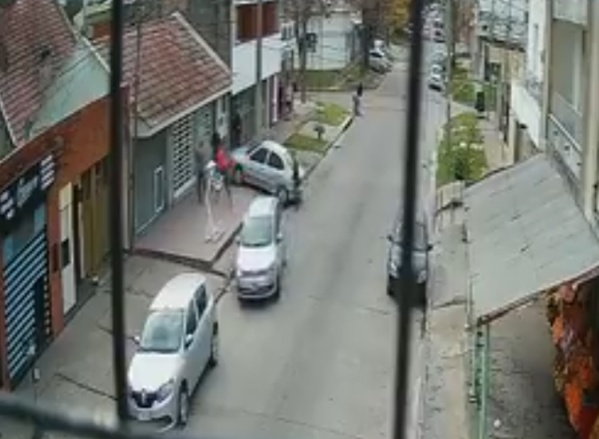 VIDEO: Atacaron a piedrazos y patadas una peluquería de La Plata y su dueño respondió saliendo con un arma