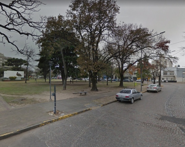 Atacaron a un repartidor en 7 y 66 pero la víctima se resistió y los motochorros derraparon en Plaza Sarmiento