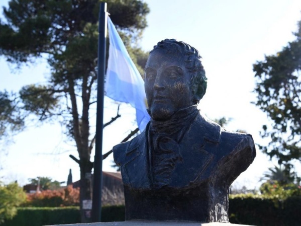 Colocaron un busto y nombraron "Manuel Belgrano" a una histórica plazoleta de Gonnet