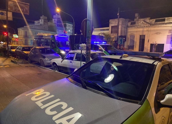 El policía apuñalado en Ensenada tiene doble perforación del intestino delgado y pelea por su vida