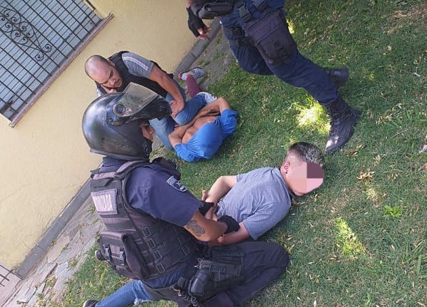 Persecución, tiros y 100 mil pesos en juego: Le robaron a una empresa de fletes de La Plata y chocaron contra una casa