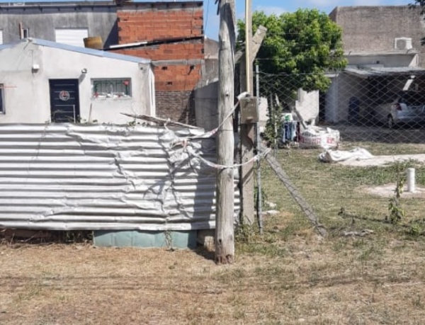 Poste de luz está a punto de caerse sobre la casa de un vecino: "La Municipalidad de La Plata lo evaluó pero nunca volvió"