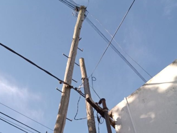 Un poste de telefonía está a punto de caerse y crece la preocupación en San Carlos