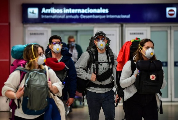 El Gobierno reduce la frecuencia de los vuelos que arriban desde el exterior para disminuir los riesgos de contagio