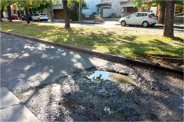 Vecinos de avenida 60 reclaman por un profundo pozo: "Puede haber un accidente en cualquier momento"