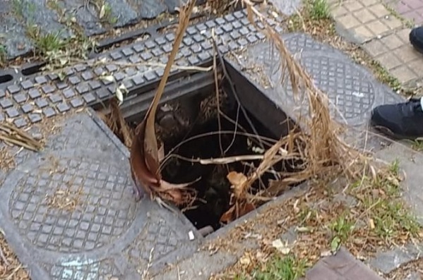 Un pozo destapado de más de un metro de profundidad tiene en vilo a los vecinos de 10 y 64