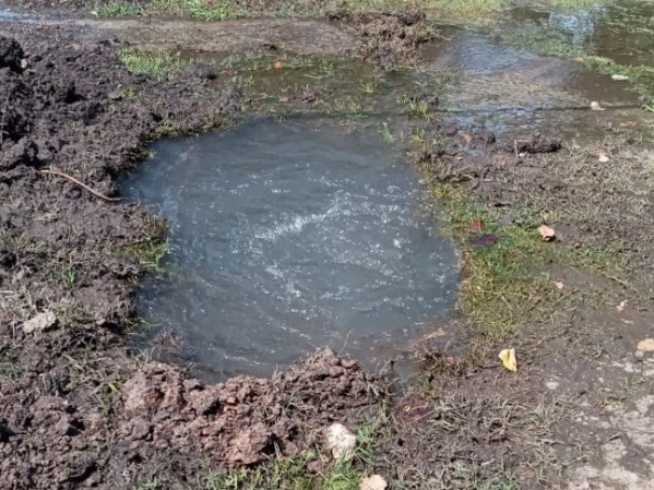 "Hace un año que sale agua de un pozo y nadie pudo resolverlo": reclamo de los vecinos en 149 y 523