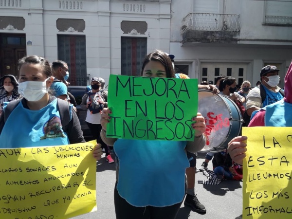 Martes de protestas en La Plata: dueños de salones de fiestas y movimientos sociales salieron a la calle