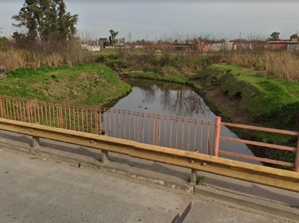 Sobrevivió un hombre que cayó de un puente del Arroyo El Gato: dijo que fue tirado por dos hombres