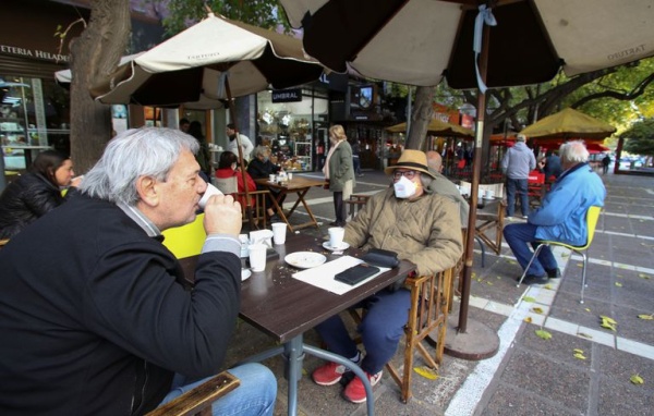 Científicos argentinos piden evitar reuniones sociales durante los 10 días anteriores a navidad