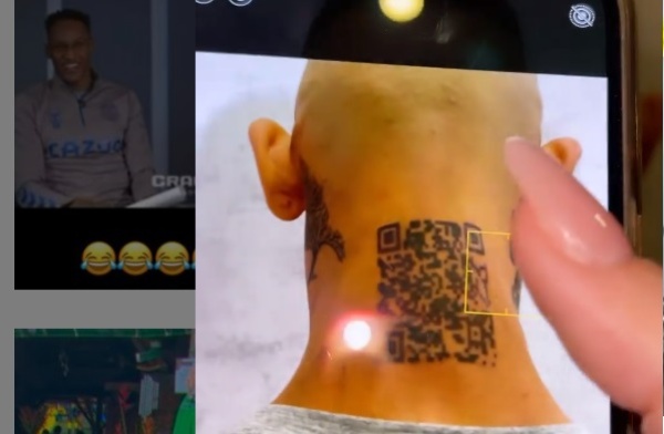 Se tatuó un código QR para que vayan directo a sus redes sociales: le dejó de funcionar
