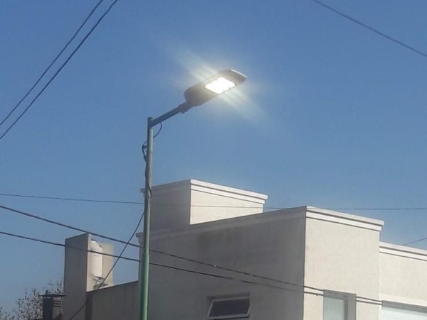 Una luminaria pública cumplió 15 meses encendida día y noche en Gonnet