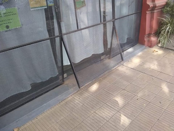 Ni las rejas y el vidrio blindado frenan a los ladrones en Villa Elisa: desvalijaron una dietética