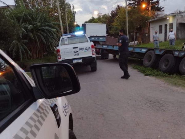 Volcó un camión en La Plata y embistió a dos niños