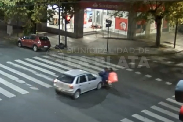 VIDEO: Repartidor intentó cruzar con el semáforo en amarillo y terminó hopitalizado en La Plata