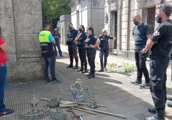 "Trabajaban" por propinas en el Cementerio de La Plata pero en realidad robaban placas y escondían 150 kilos de bronce