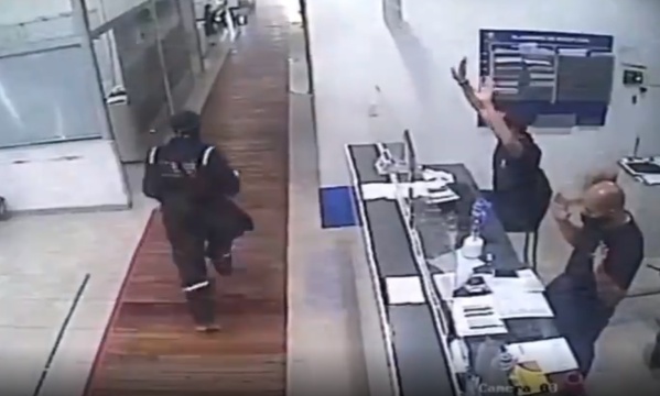 Buscan a cuatro delincuentes que asaltaron una concesionaria en La Plata