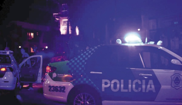 Robaron y golpearon a una mujer embarazada de 8 meses en Berisso, y la dejaron tirada en el suelo