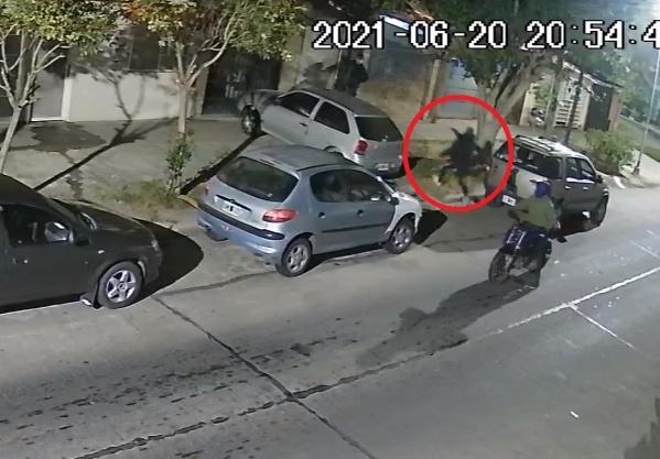 A punta de pistola, así le robaron a un joven en la zona de 5 y 521