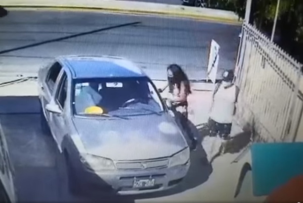 Escrachados y buscados en La Plata: así le robaron una mochila a una madre en 7 y 80