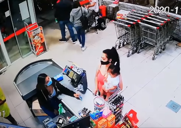 Robó un celular con su bebé en brazos en La Plata y los pescó la cámara: "Tengo todos mis datos personales en el celular"