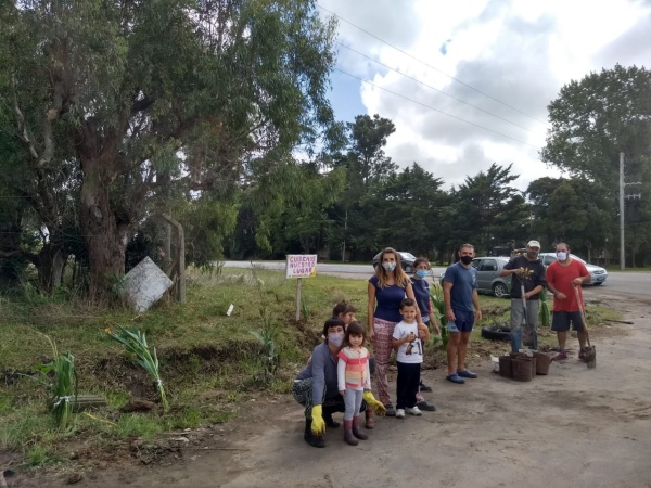 Como el municipio no se hizo cargo, lo hicieron los vecinos: construyeron un jard&iacute;n en un basural