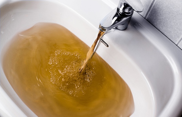 El Carmen: vecinos denuncian que el agua sale con un color marrón