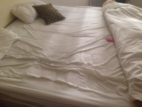 No cambió las sábanas durante un año y su historia es viral