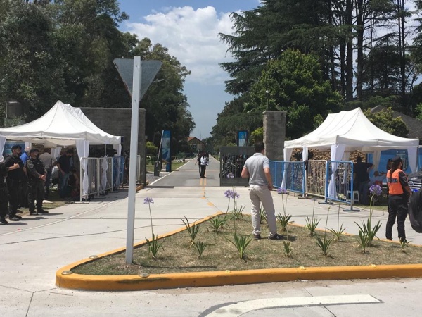 El &uacute;ltimo adi&oacute;s a Sabella: reconocidas figuras en el predio de la AFA