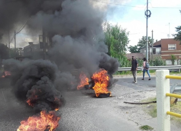 Locura en Berisso: Sacó un arma en medio de una protesta en Avenida 66 y un manifestante reaccionó a las piñas